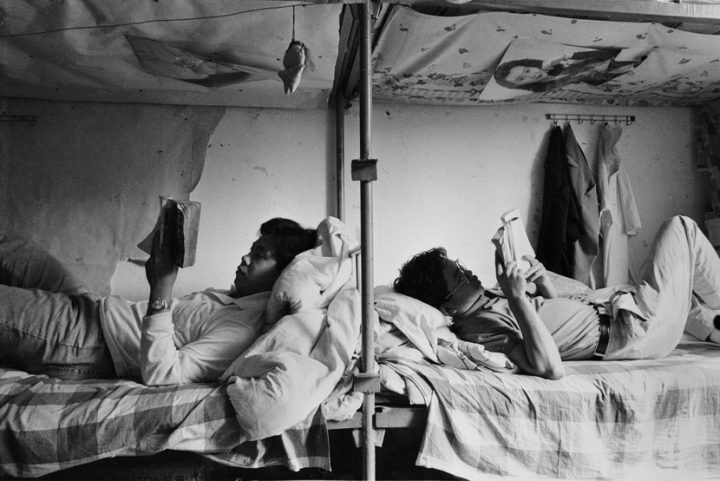 Ван Лидун и Бай Хуа читают романы в комнате, 1995