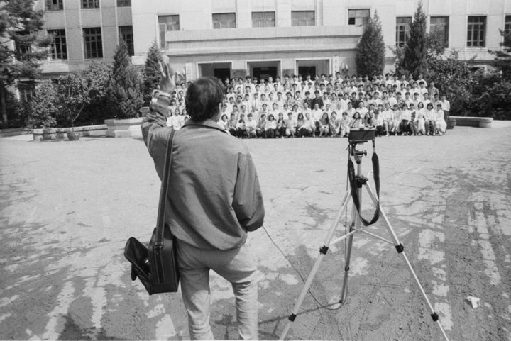 Групповое фото выпускников перед корпусом, Чжао Ган (Zhao Gang), 1994