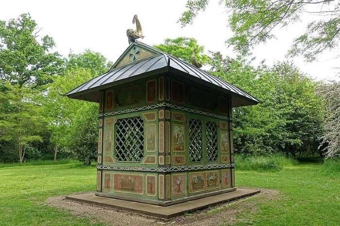 Китайская пагода-фолли в английском парке