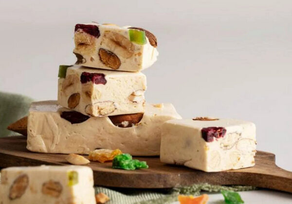 Как изобрели веганский сыр, из чего его делают и способен ли этот продукт заменить молочные аналоги