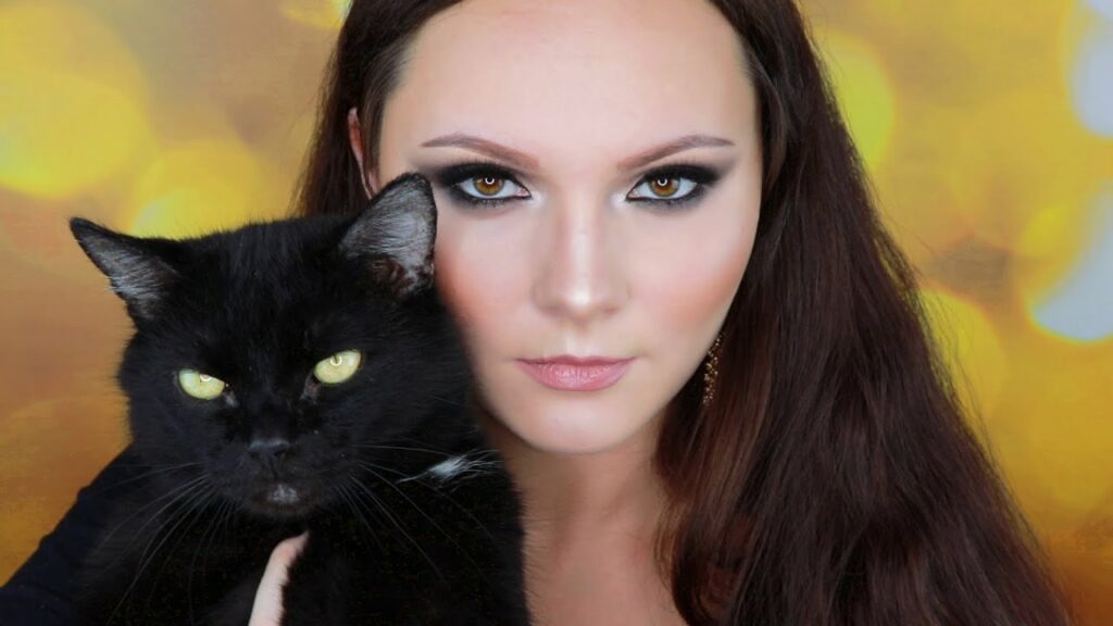 В средневековой Европе церковь объявила черных кошек спутниками ведьм