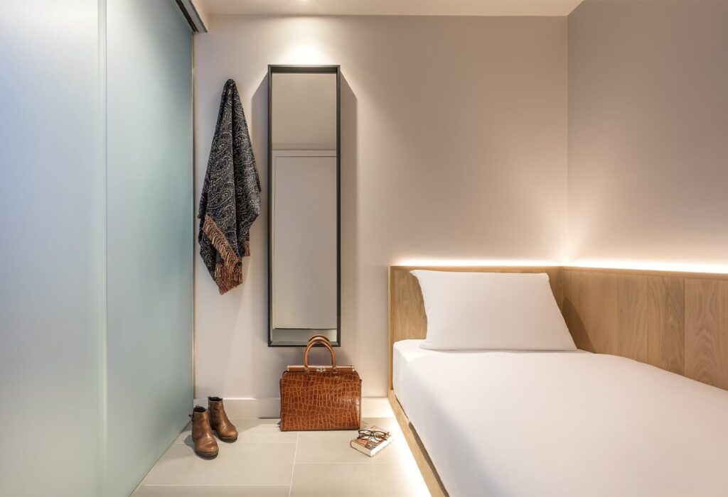 Бюджетный уютный номер в отеле для сон-туризма с простой, но комфортной обстановкой