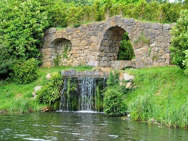 Искусственные романтические руины у водопада в английском парке