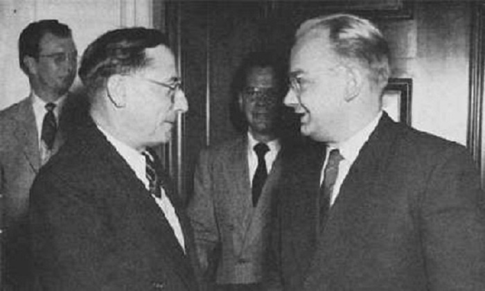 Перебежчик Николай Хохлов на пресс-конференции в 1954 году, рассказывает о предательстве КГБ, в галстуке