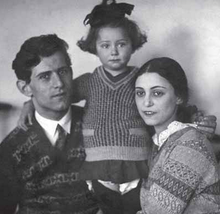 Майя Плисецкая с родителями Михаилом и Рахилью в семейном архиве