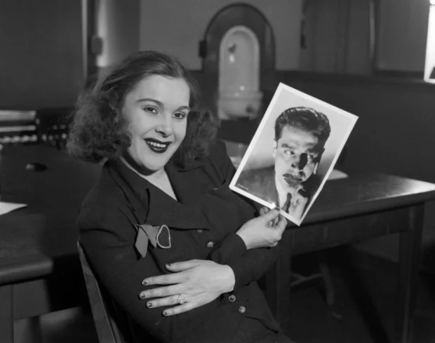 Вирджиния Хилл держит портрет Багси Сигела любовь всей жизни