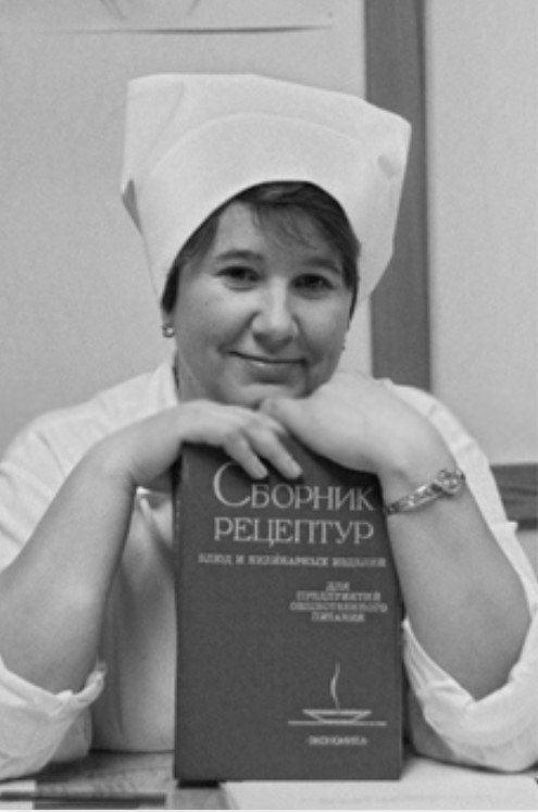 Школьная столовая с 'Сборником рецептур' на полке