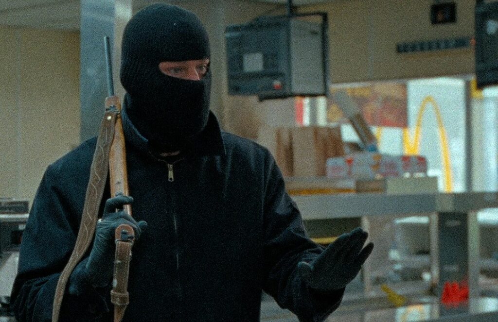 Кадр из фильма «Грабитель с крыши» (Roofman)