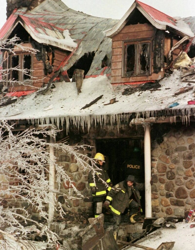 Пожарные Монреаля исследуют поврежденный непогодой дом