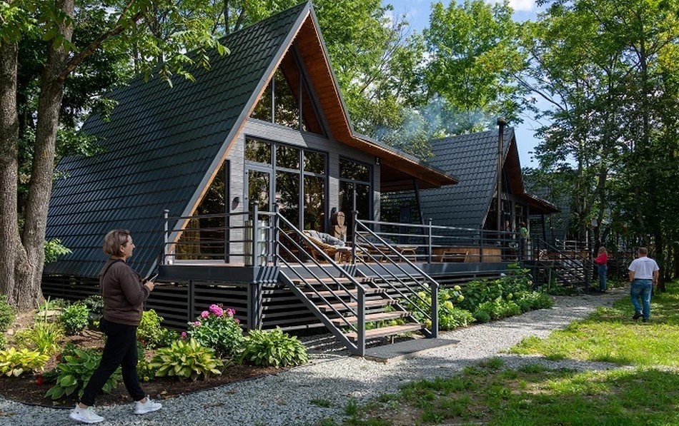 Деревянные коттеджи сон-отеля в Хабаровске среди природы