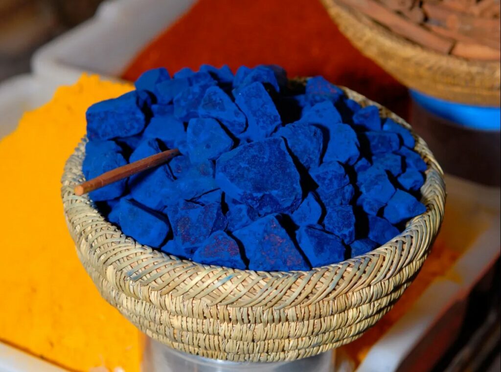 Натуральный индиго в корзине &mdash; порошок насыщенного синего цвета из листьев индигоферы