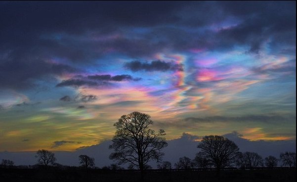 Фиолетово-голубые перламутровые облака в холодной стратосфере