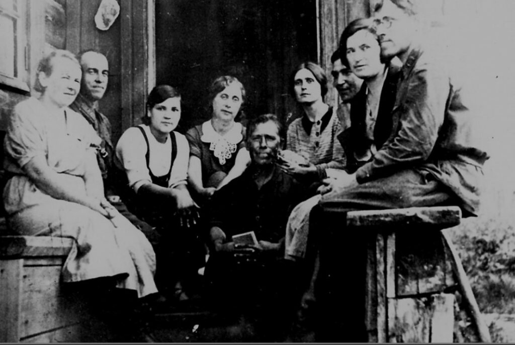 Групповое фото участников первой экспедиции по изучению клещевого энцефалита, 1937 год