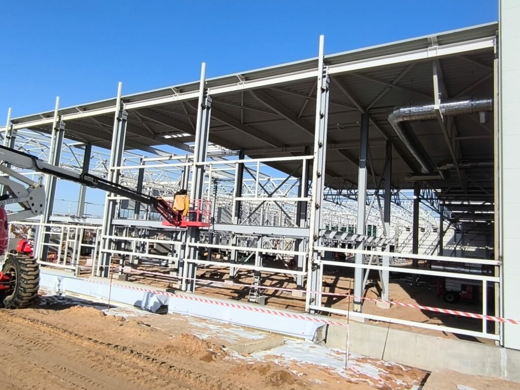 фото объекта из металлоконструкций под сэндвич панели