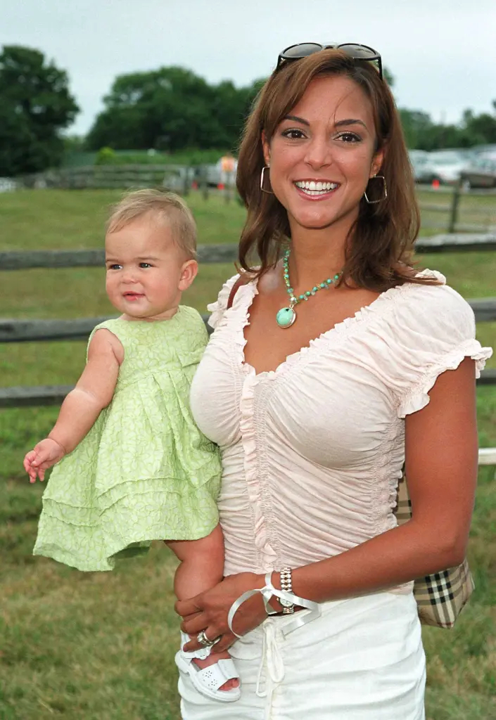 Молодая Eva LaRue с дочерью Kaya Callahan в 2002 году