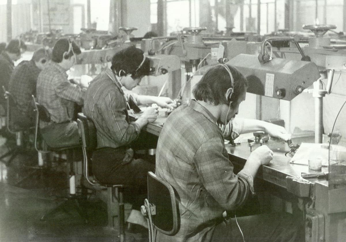 Люди работают в цехе огранки на Кристалле Смоленск