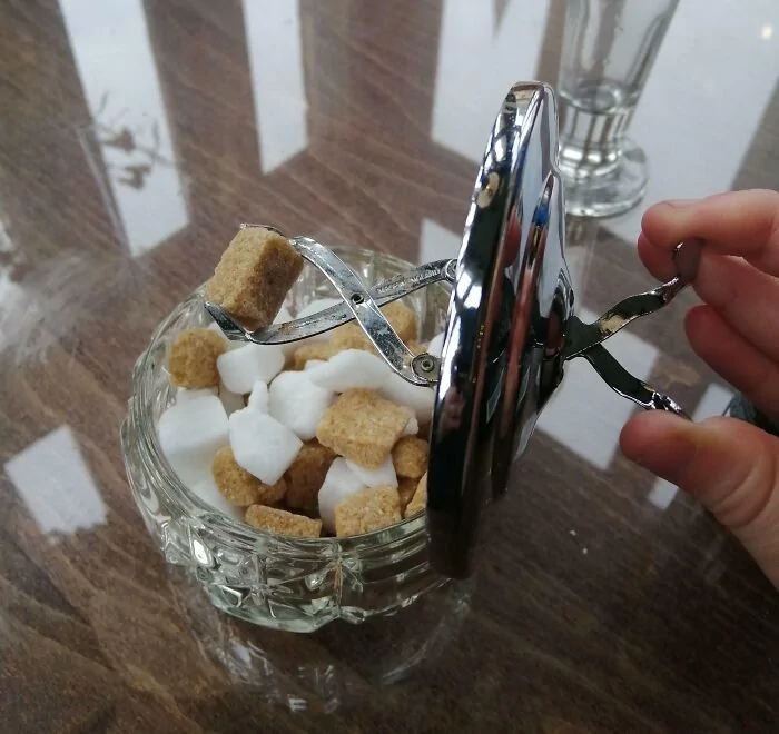 Винтажная сахарница со встроенными щипцами умный дизайн прошлого