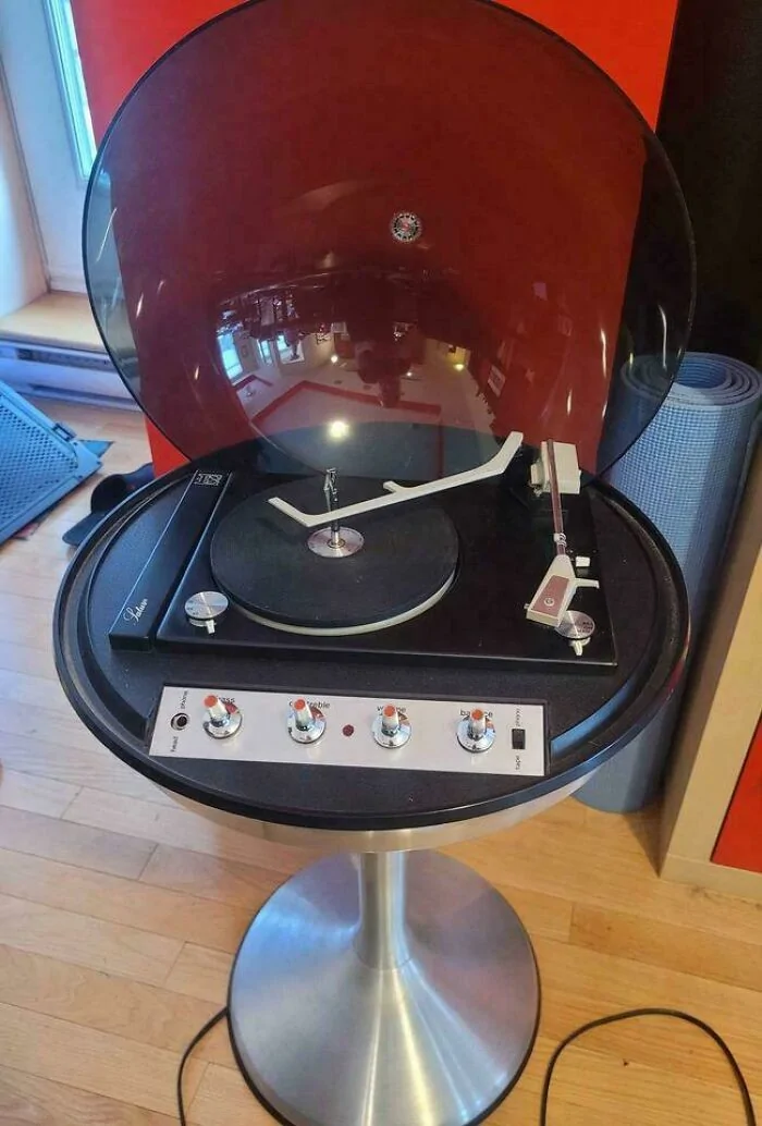 Проигрыватель виниловых пластинок Electrohome Saturn дизайн 1970-х