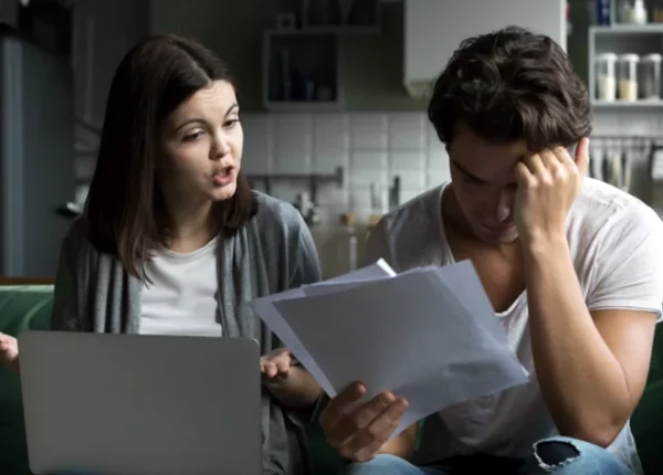 Долги по кредитам, ЖКХ и налогам: когда стоит подавать на банкротство