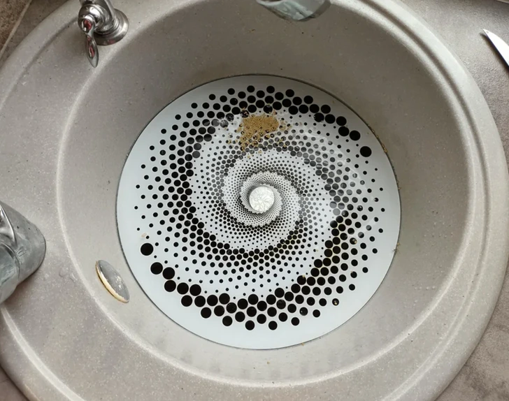 Фотография тарелки из-под торта, идеально застрявшей в раковине
