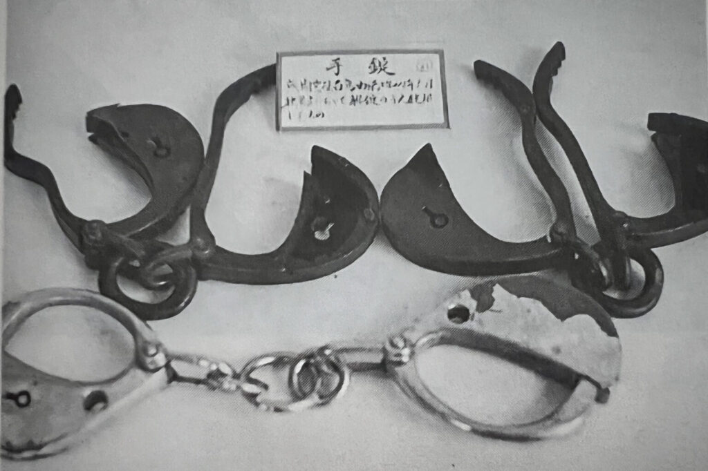 Экспонат в музее Абасири: тяжёлые усиленные наручники и цепи, изготовленные специально для Ёсиэ Сиратори