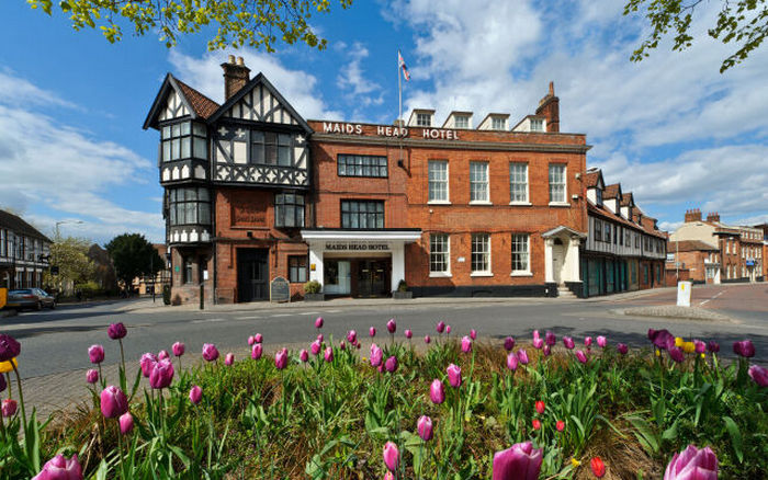 Фасад и интерьер средневекового отеля Мэйдз Хэд в Норвиче