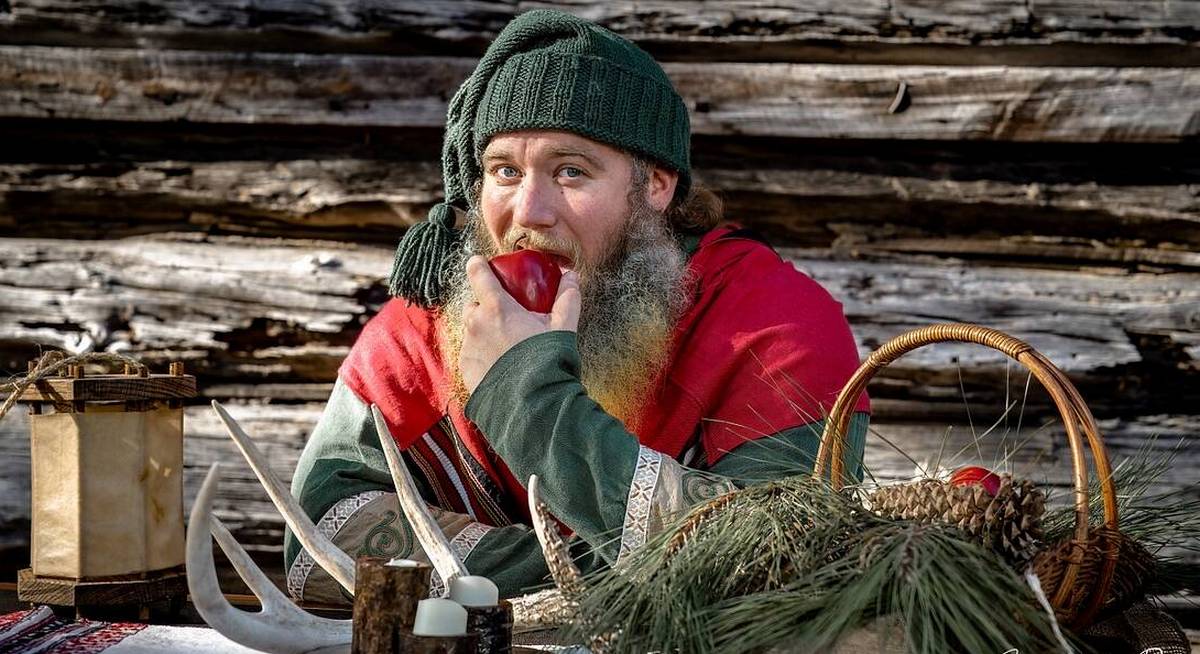 Изображение празднования Йоля древними викингами у длинного стола