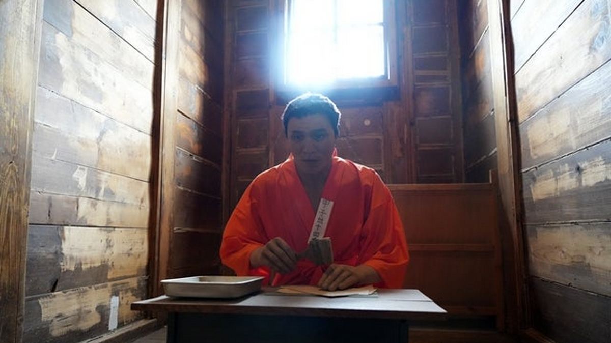 Манекен Ёсиэ Сиратори под потолком музея тюрьмы Абасири, побег через стропила