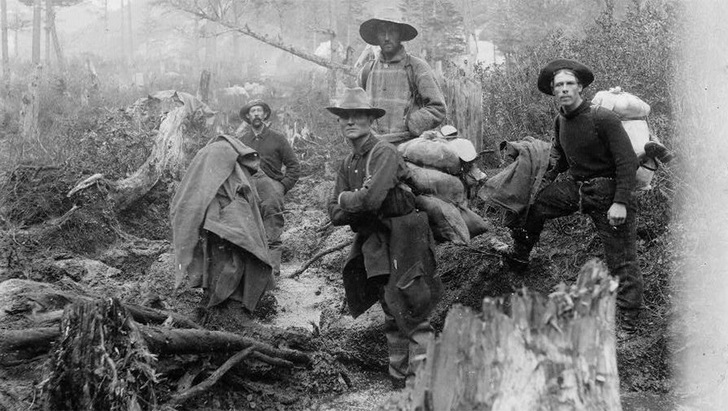 Американские золотоискатели на реке Юкон, Аляска. 1898 год