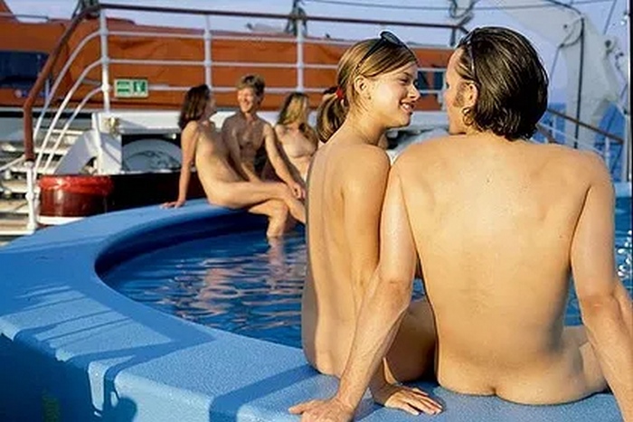 Портрет пассажиров, соблюдающих правила фотосъемки у бассейна