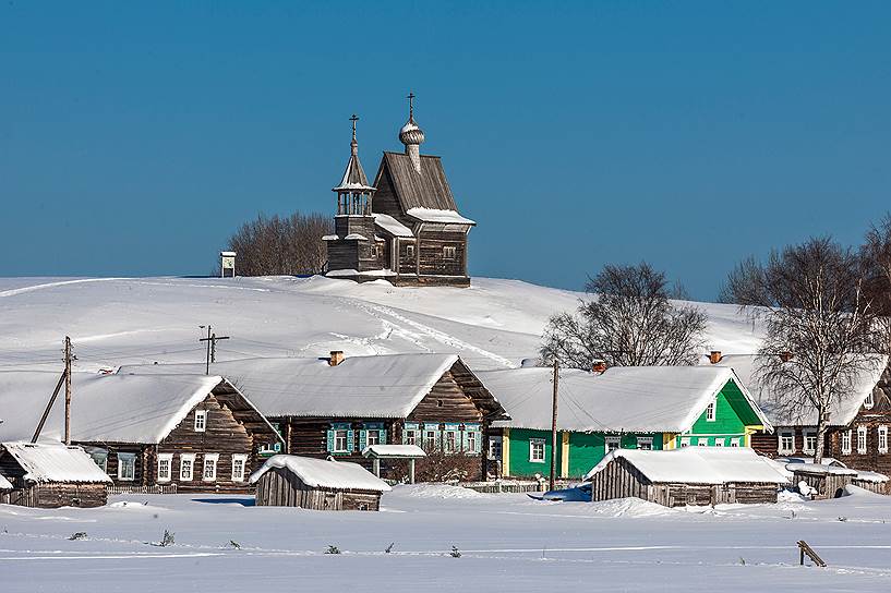 Никольская часовня в Вершинино на возвышенности зима Архангельская область