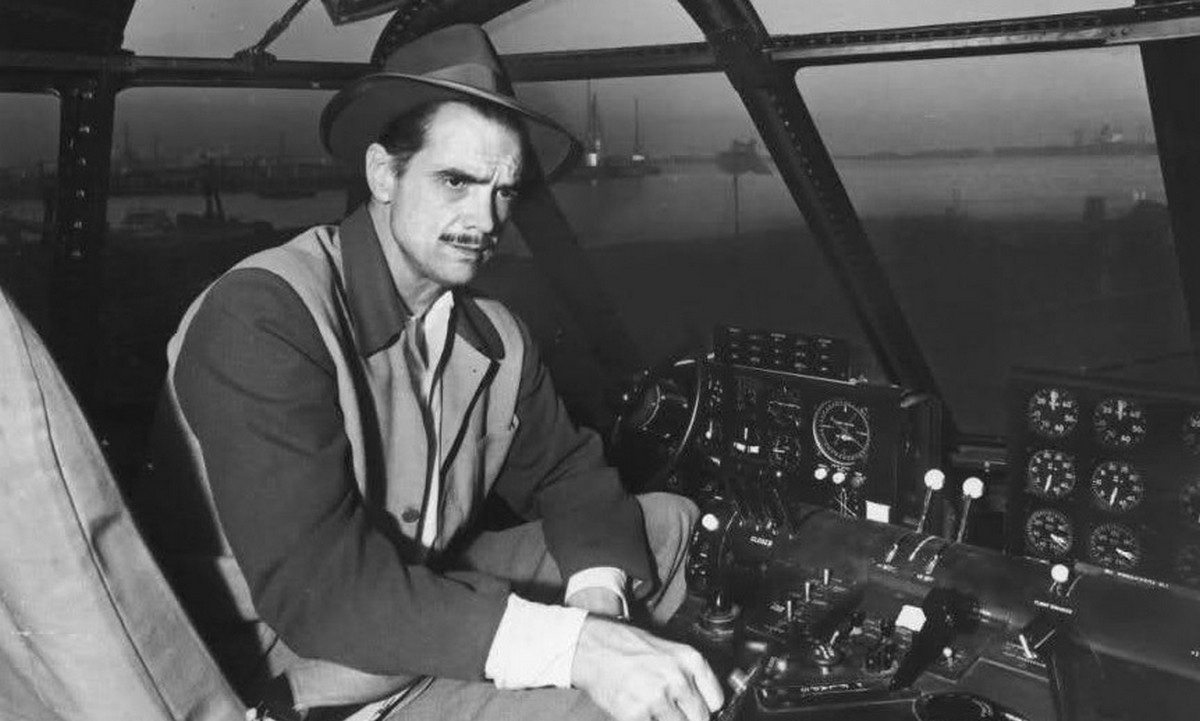 Портрет Говарда Хьюза в среднем возрасте в кабине самолета