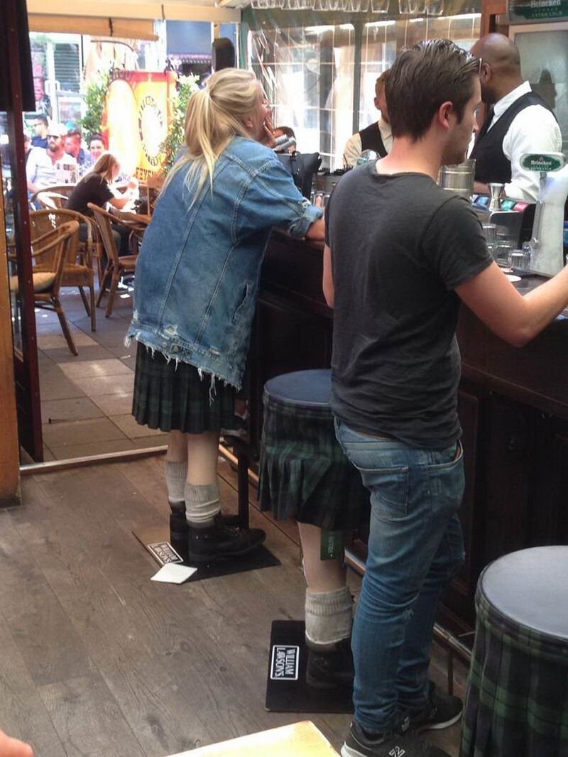 Оптическая иллюзия: узор на чехлах стульев складывается в причудливые, похожие на лица, изображения