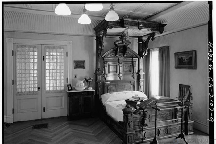 Спальня Сары Винчестер в особняке с кроватью под балдахином и камином
