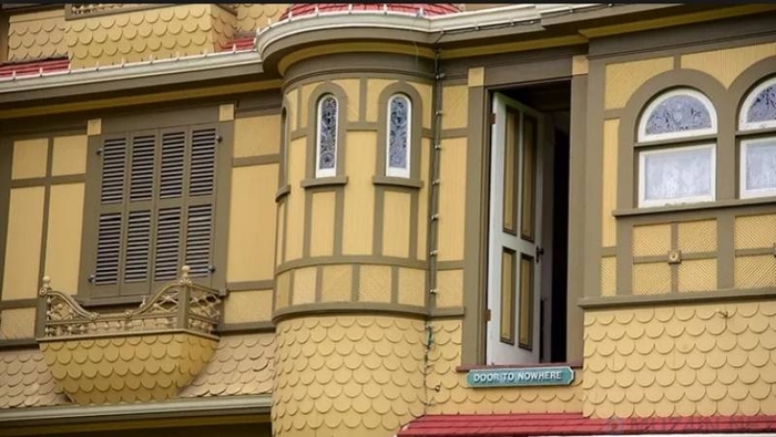 Дверь в никуда на верхнем этаже Winchester Mystery House ведущая в пустоту