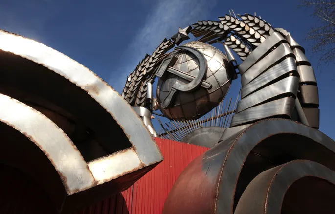 Скульптурная композиция &laquo;СССР &mdash; оплот мира&raquo;: гигантский металлический герб Советского Союза