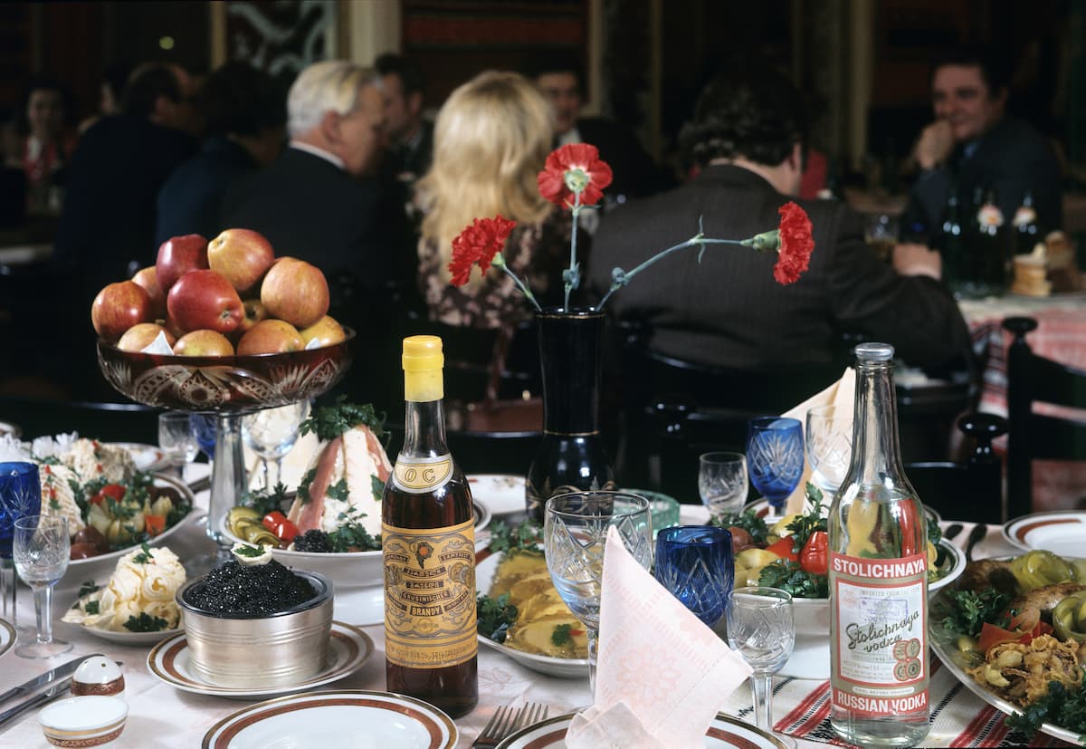 Праздничный стол в ресторане алкоголь икра СССР