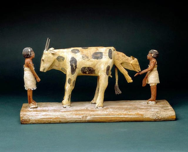 Древнеегипетская модель коровы при родах, 2030-1640 гг. до н.э.