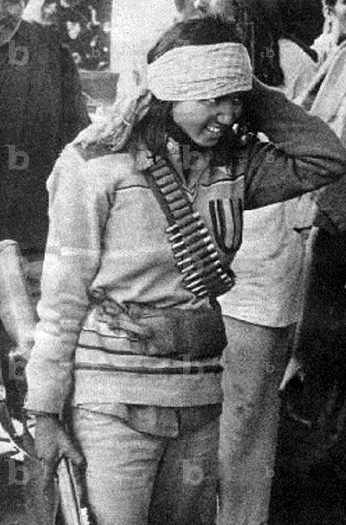 Пхулан Деви с винтовкой и патронташем на момент сдачи в 1983 году