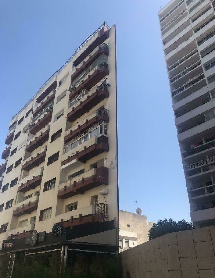 Кажется будто это многоэтажное здание плоское