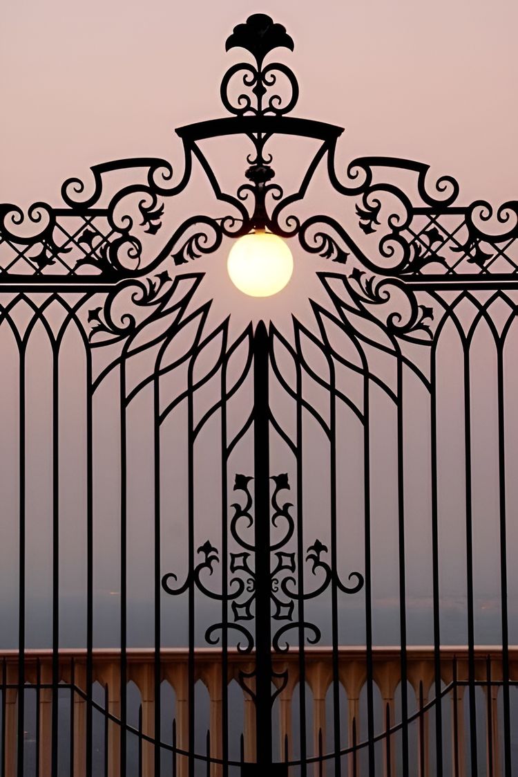 Кадр с безупречно симметричными воротами в знаменитых Бахайских садах в Хайфе, Израиль