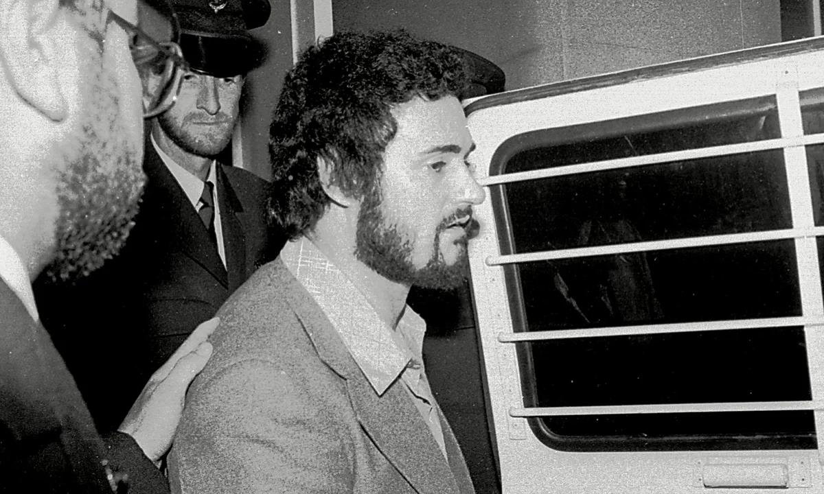 Питер Сатклифф (Peter Sutcliffe) под конвоем полиции после ареста