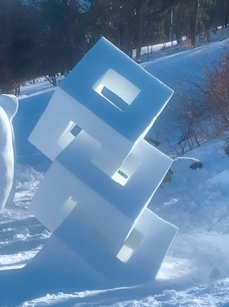 Снимок снежных кубов строгой и четкой формы, похожих на искусственные