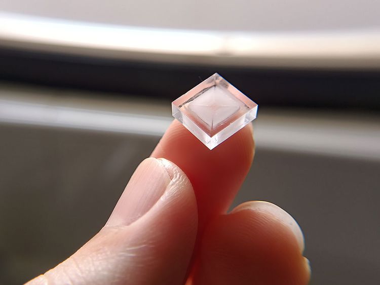 Кадр с идеально квадратным кристаллом соли, выращенным пользователем Reddit