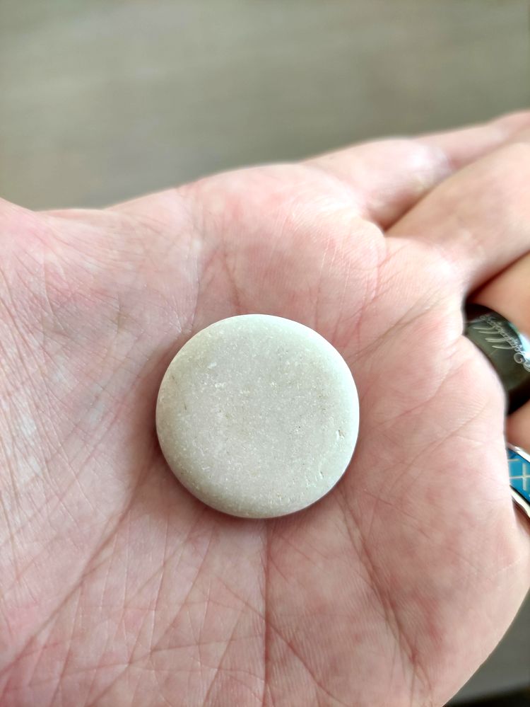 Изображение идеально круглой гальки, вызывающей умиротворение