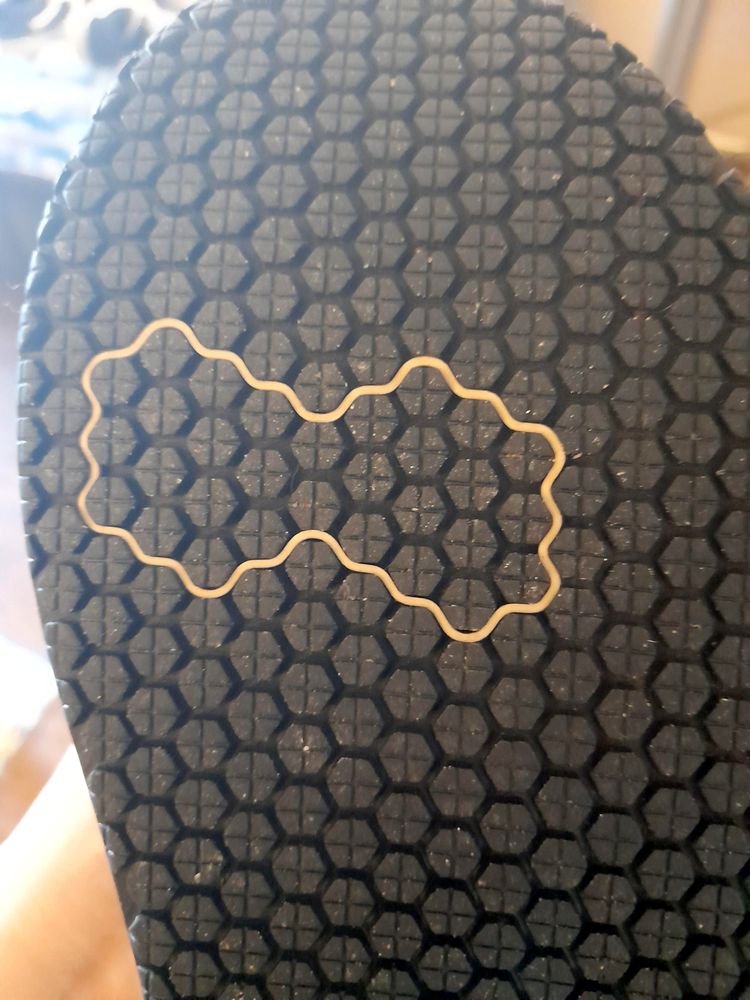 Фотография канцелярской резинки, идеально отпечатавшейся в подошве обуви