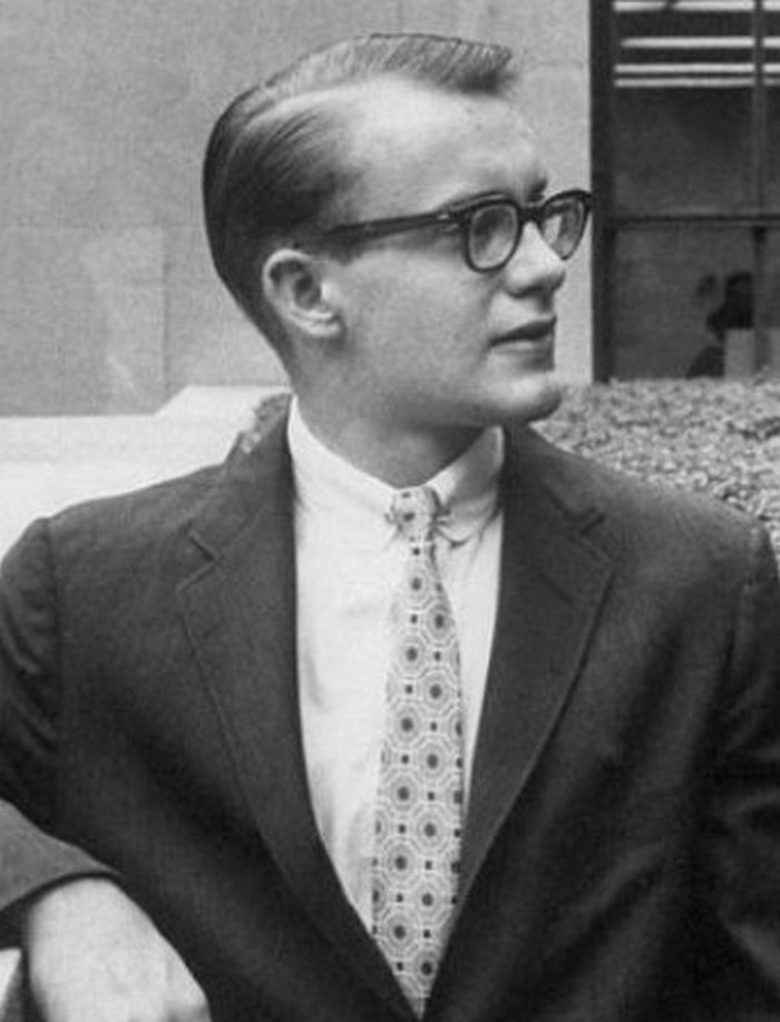 Майкл Рокфеллер в костюме и галстуке