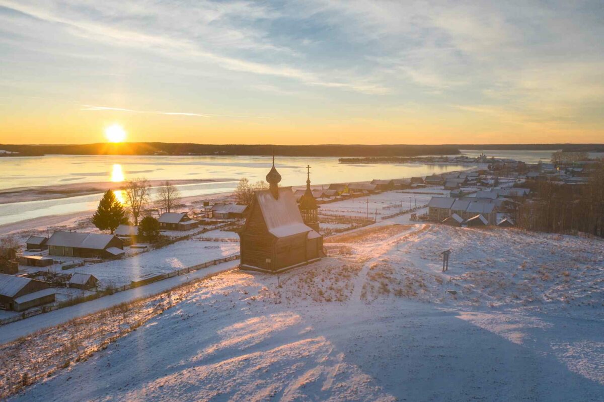 Деревянные дома Вершинино под толстым слоем снега в морозный день