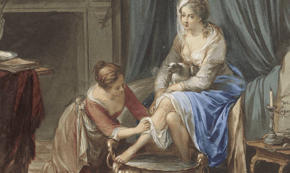 Женщина в средневековой одежде демонстрирует тканевый пояс, который использовался для крепления многоразовых прокладок