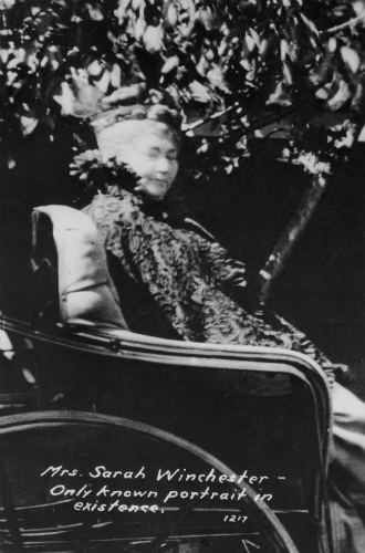 Сара Винчестер в последние годы жизни 1919 год фотография в черном